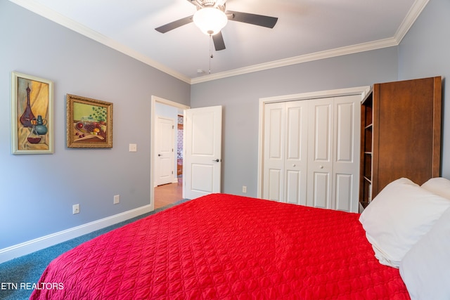 carpeted bedroom featuring a closet, ceiling fan, baseboards, and ornamental molding