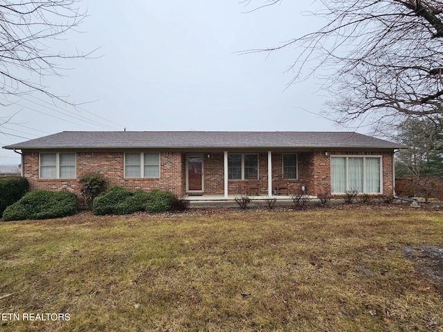 single story home featuring a front lawn