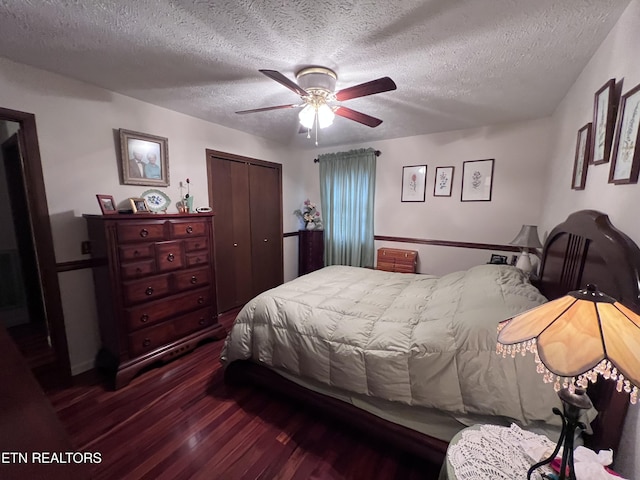 bedroom featuring ceiling fan, a textured ceiling, dark hardwood / wood-style flooring, and a closet