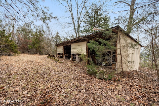 view of outdoor structure with an outbuilding