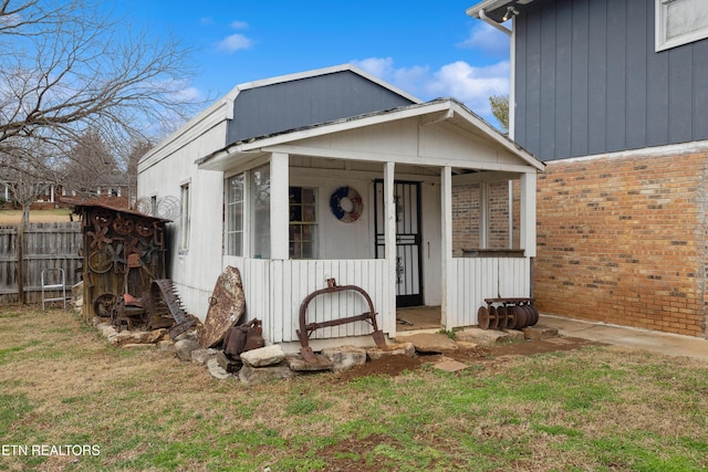 view of front of house featuring a front lawn