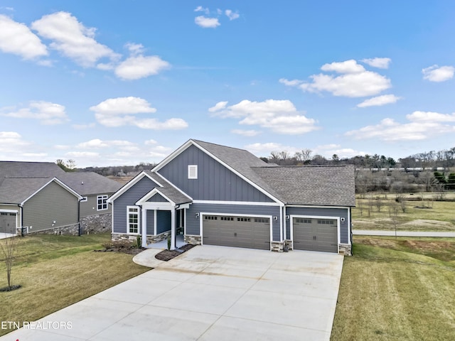 view of front facade featuring a garage and a front yard