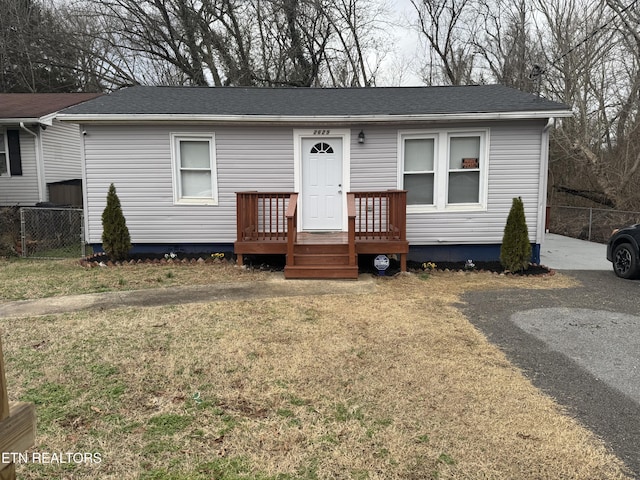 view of front of house with a front lawn