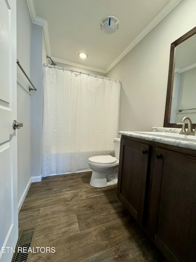 full bath with visible vents, crown molding, and wood finished floors