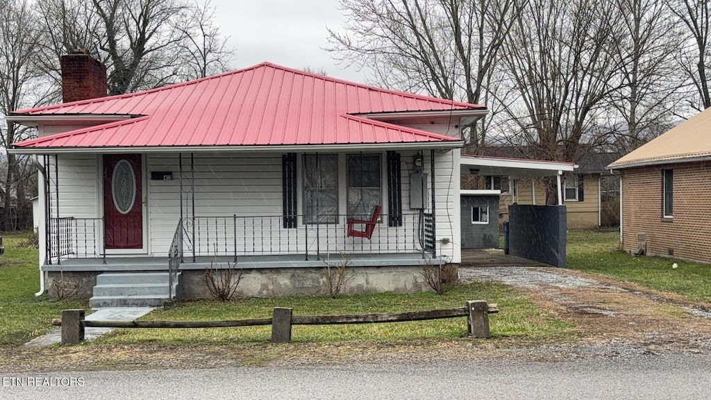 view of front of property featuring covered porch