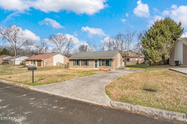 ranch-style house featuring a front yard