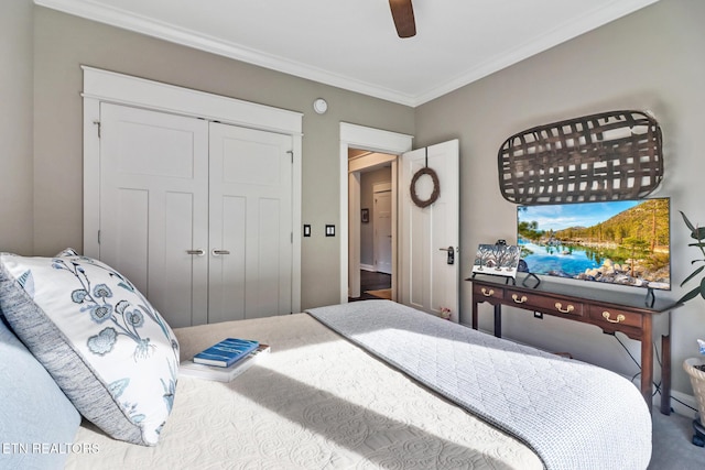 bedroom with ceiling fan, ornamental molding, and a closet