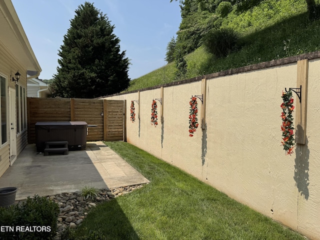 437 Grove Branch Ln, Knoxville, TN 37922 - fenced backyard featuring a hot tub and a patio area