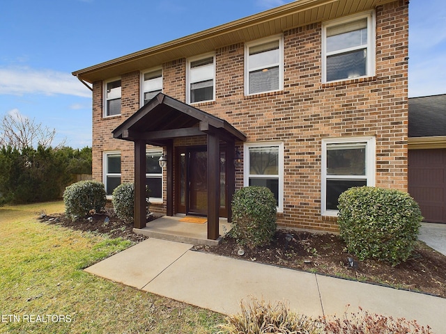 view of front of property featuring a front lawn