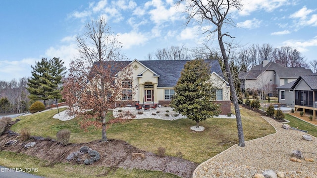 view of front of home featuring a front lawn