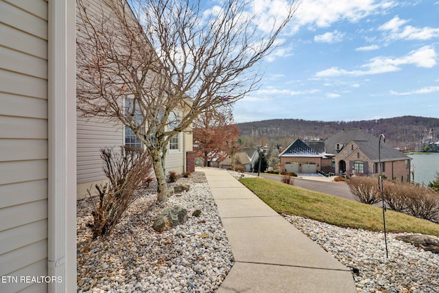 view of yard featuring a mountain view