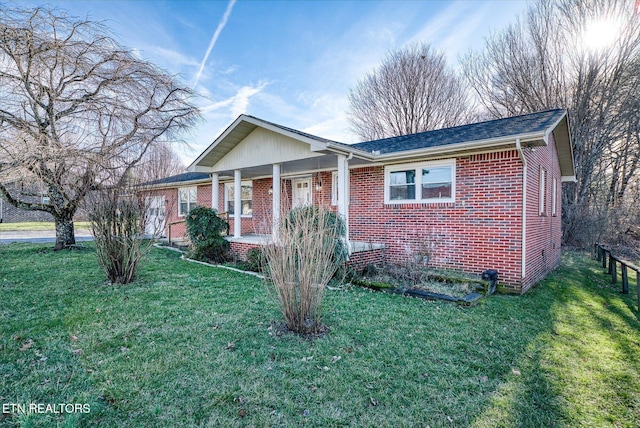 view of front facade featuring a front yard and covered porch