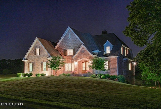 view of front facade featuring a yard