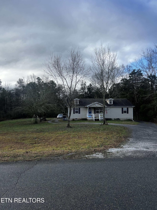 view of front of house featuring a front yard