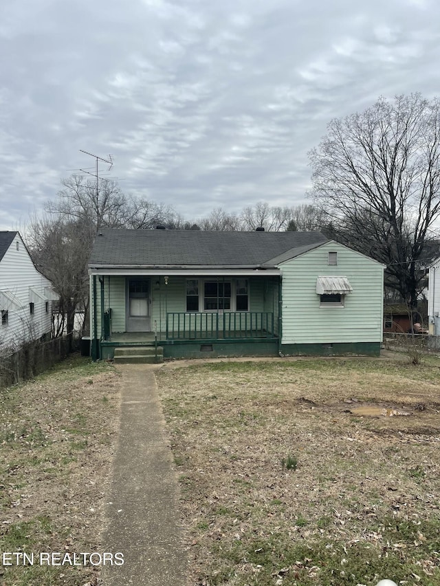 view of front of property featuring a front yard and a porch