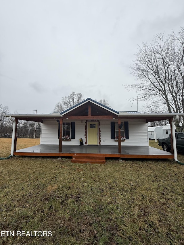 view of front of home featuring a front yard