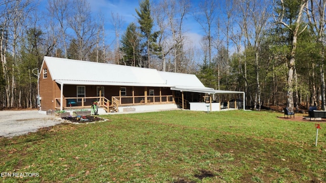 view of front facade featuring a front lawn, a carport, and a porch