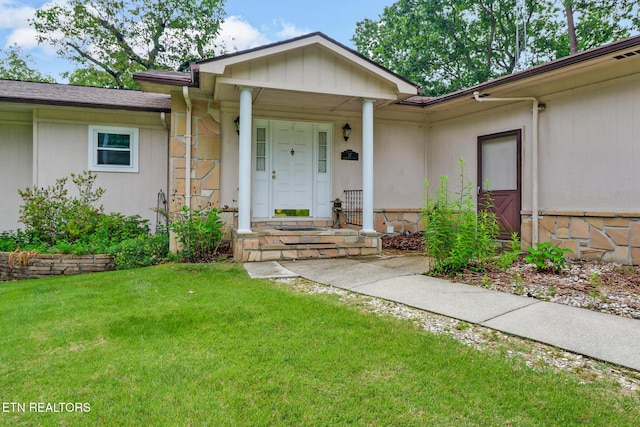 27 Brambleton Ct, Crossville, TN 38558 - property entrance featuring a yard