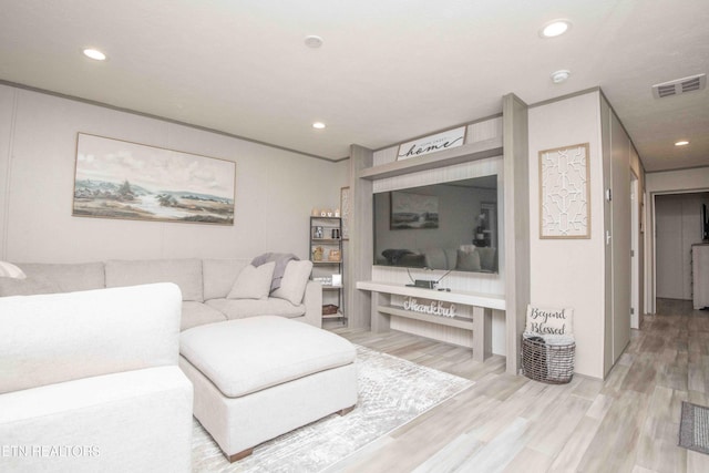 living room featuring visible vents, recessed lighting, and wood finished floors