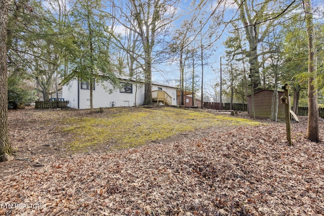 view of yard featuring a storage shed