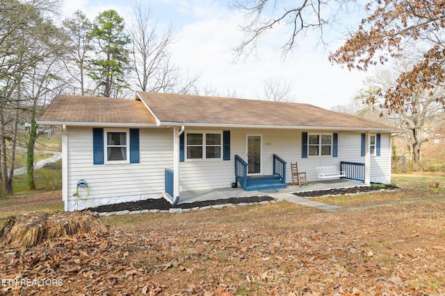 ranch-style home featuring a porch