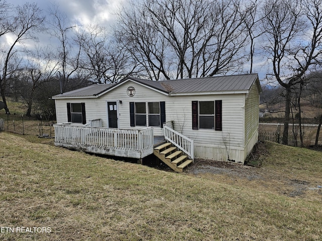 view of front of property featuring a deck and a front yard