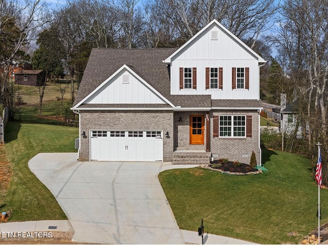 view of front facade featuring a front yard