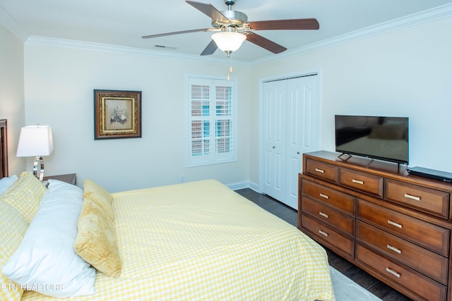 bedroom with crown molding, ceiling fan, and a closet