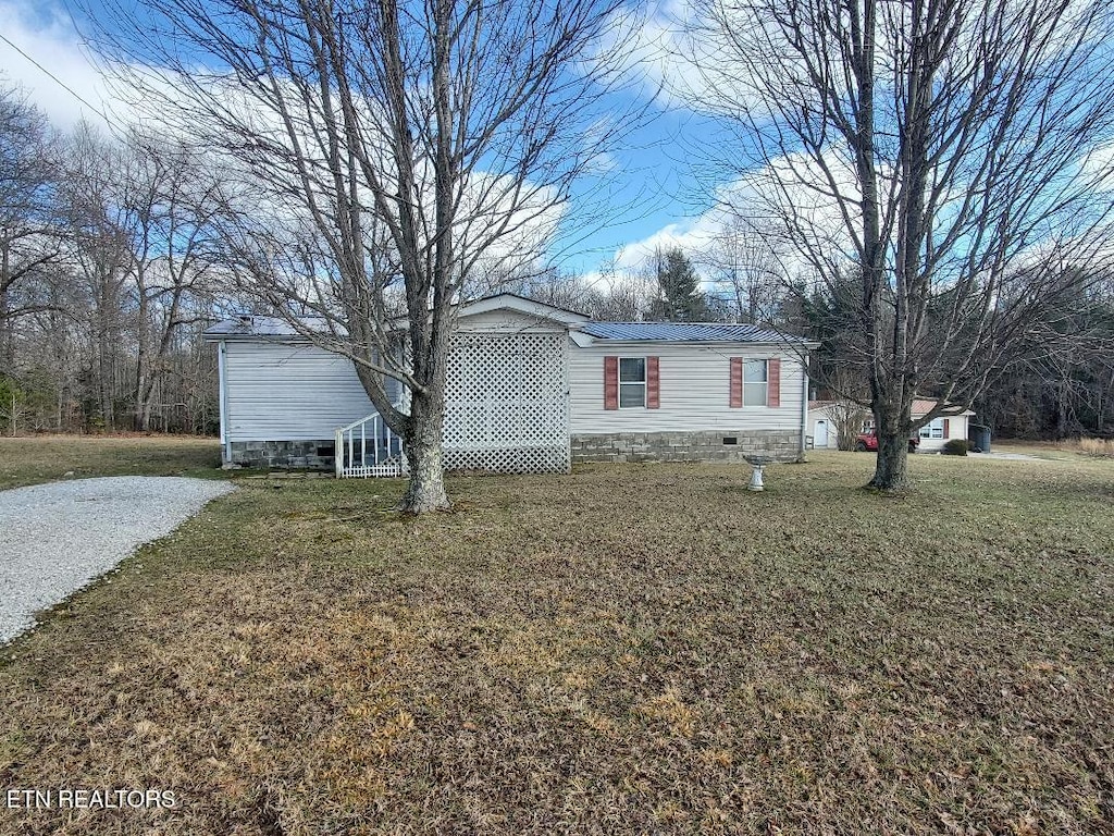 view of front of property featuring a front lawn