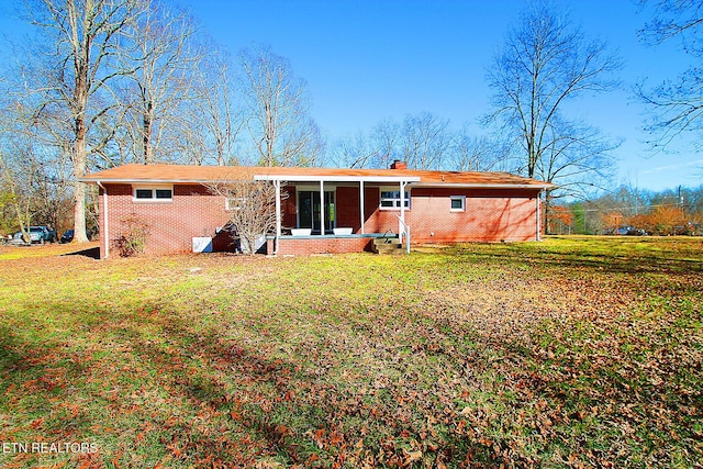 back of house featuring a yard