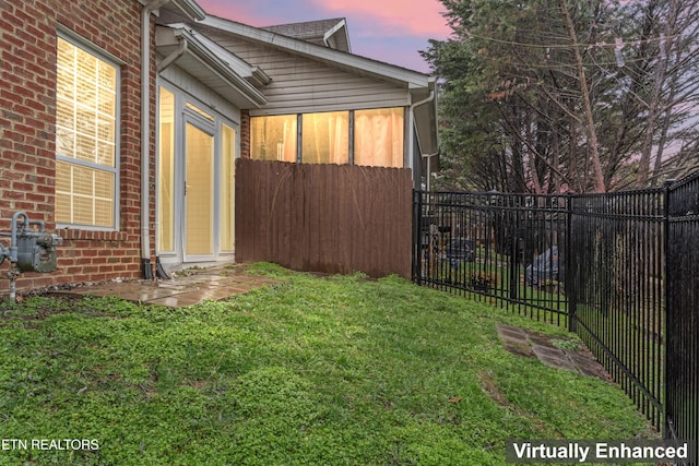 view of yard at dusk