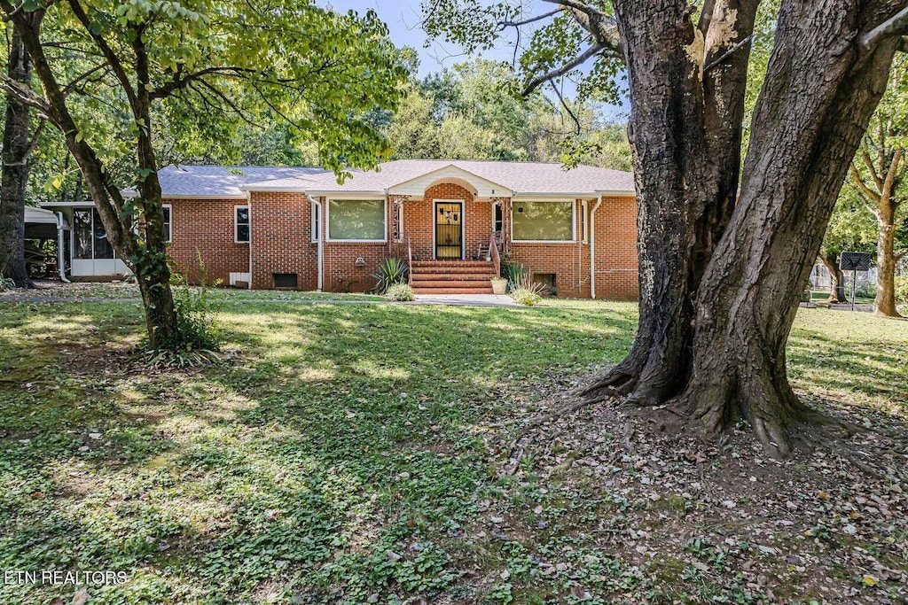 ranch-style house with a front yard