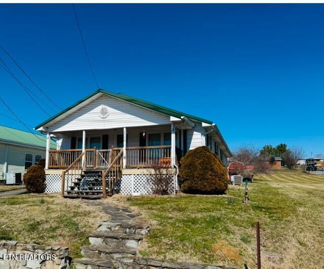 view of front of house with a porch and a front yard