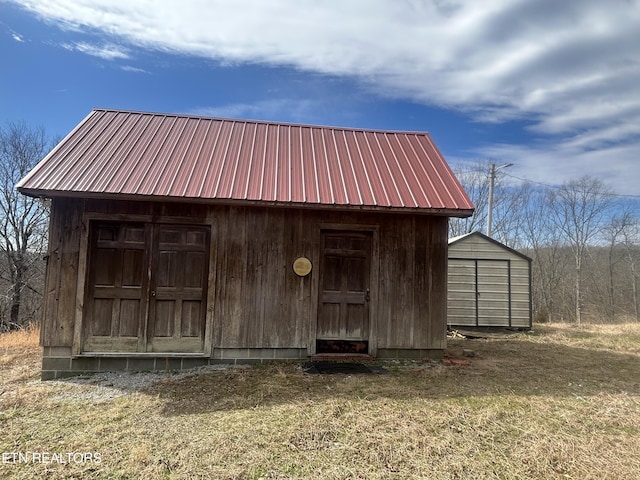 view of outdoor structure with a yard