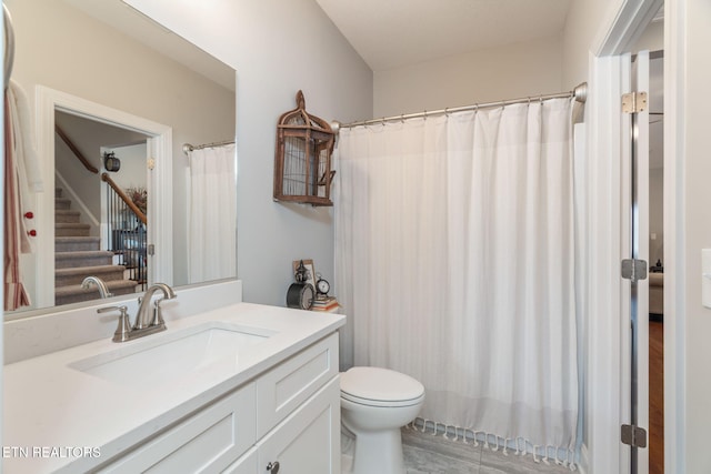 bathroom featuring a shower with curtain, vanity, and toilet