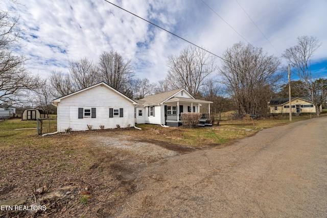 single story home featuring a porch