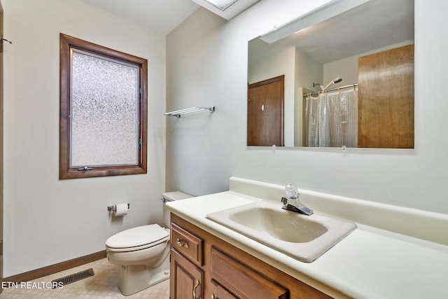 full bathroom featuring curtained shower, toilet, vanity, visible vents, and baseboards