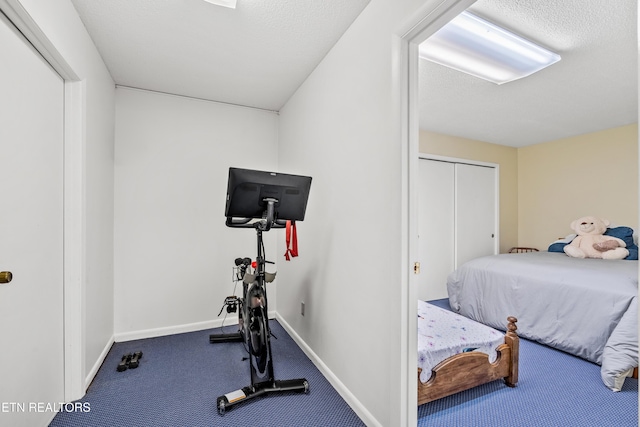 bedroom featuring a textured ceiling and a closet