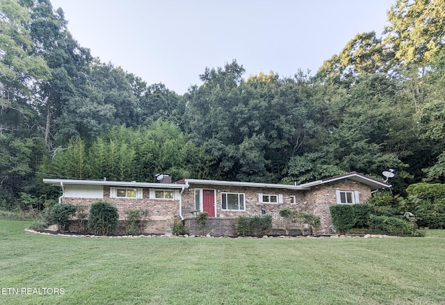 single story home featuring a front lawn