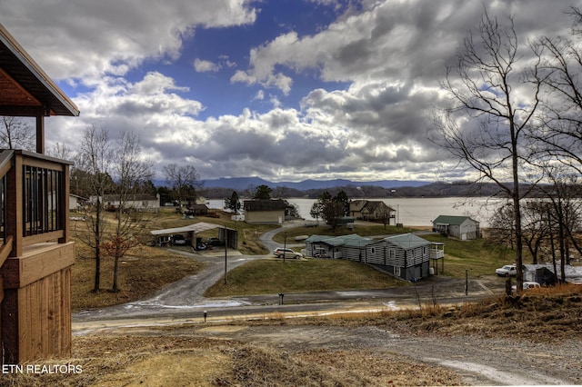 view of yard with a mountain view