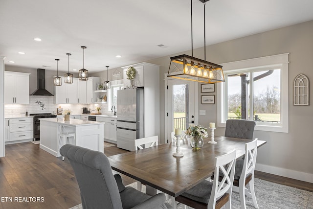 dining space featuring dark wood-type flooring, recessed lighting, and baseboards