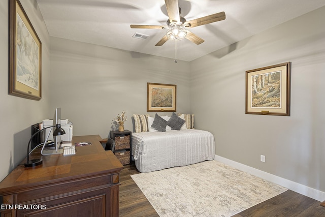 bedroom featuring dark wood-style flooring, visible vents, ceiling fan, and baseboards