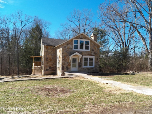 view of front facade featuring a front lawn