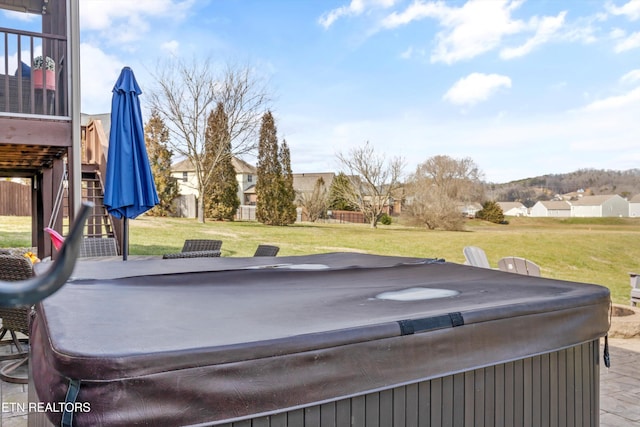 view of yard with a hot tub