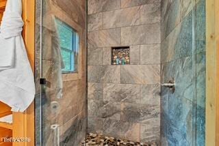 bathroom featuring a tile shower