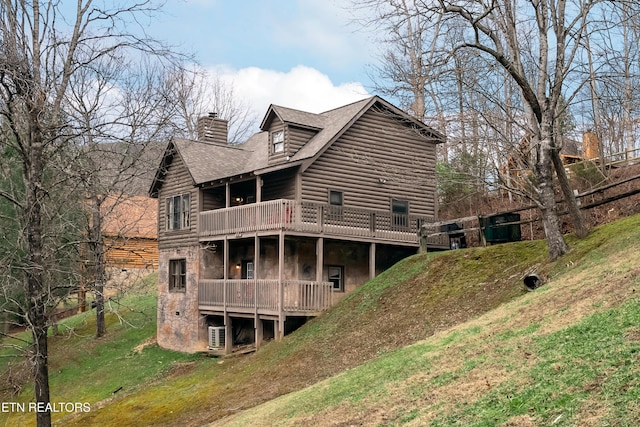 back of house featuring a lawn