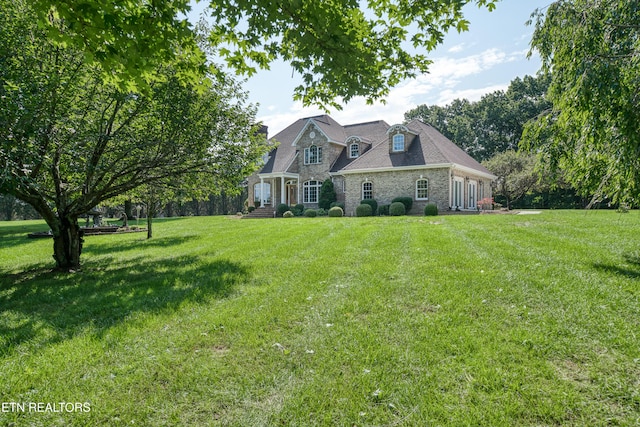 view of front of property featuring a front lawn