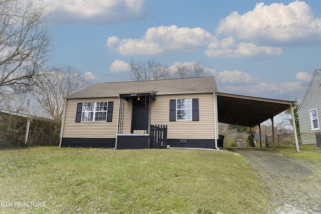 view of front of home featuring a carport and a front yard