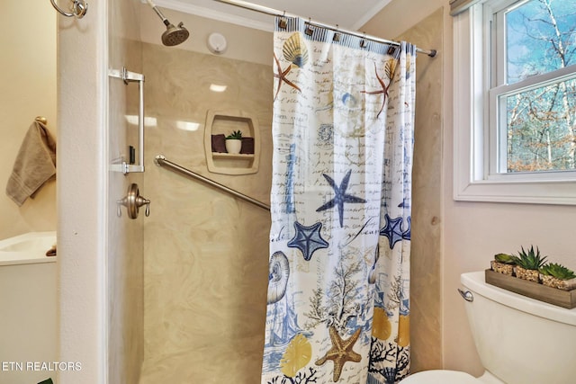 bathroom featuring toilet and curtained shower