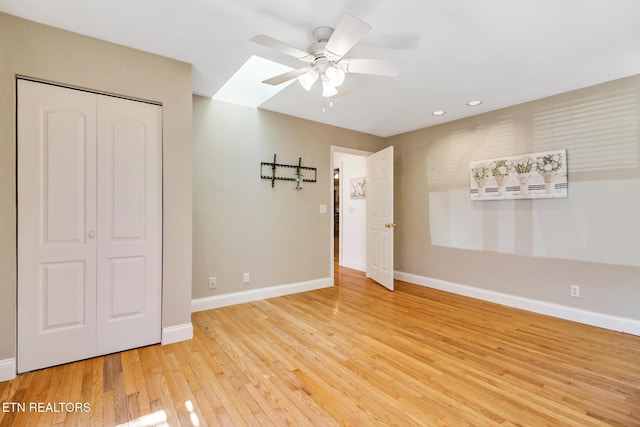 empty room with ceiling fan, light wood finished floors, recessed lighting, and baseboards